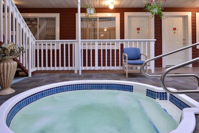 Imagen de la piscina del Hotel Canadas Best Value Inn Downtown Dawson City. Foto 16