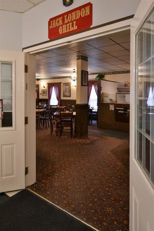 Imagen del bar/restaurante del Hotel Canadas Best Value Inn Downtown Dawson City. Foto 5