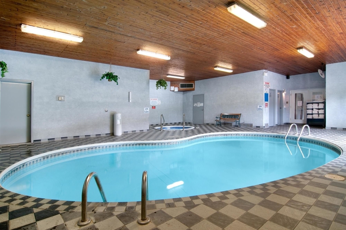 Imagen de la piscina del Hotel Canadas Best Value Inn and Suites Fernie. Foto 16