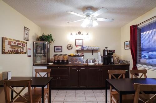 Imagen del bar/restaurante del Hotel Canadas Best Value Inn and Suites Fernie. Foto 6