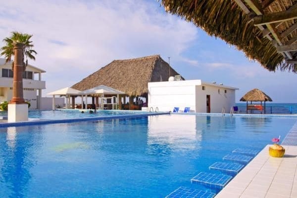 Imagen de la piscina del Hotel Canadian Resorts Veracruz. Foto 18