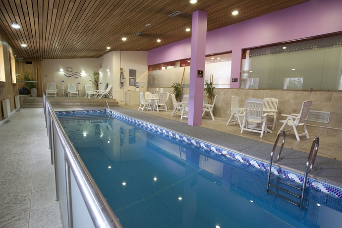 Imagen de la piscina del Hotel Canal Beagle. Foto 11