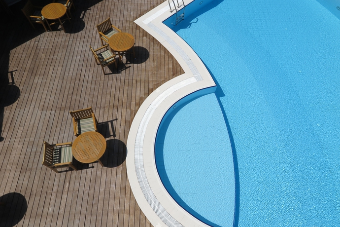 Imagen de la piscina del Hotel Canareef Resort Maldives. Foto 16