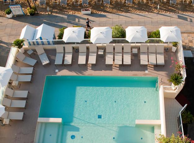 Imagen de la piscina del Hotel Canarie. Foto 11