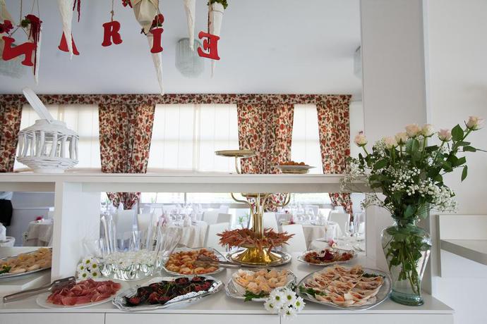 Imagen del bar/restaurante del Hotel Canarie. Foto 3