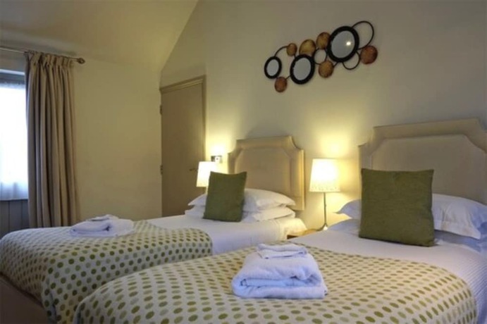 Imagen de la habitación del Hotel Canaston Oaks. Foto 2