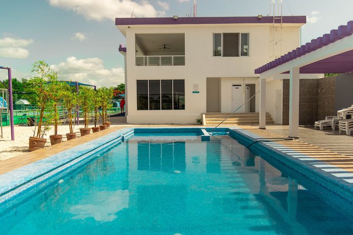 Imagen de la piscina del Hotel Cancun Tennis Inn. Foto 16