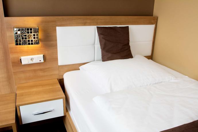 Imagen de la habitación del Hotel CandS. Foto 8