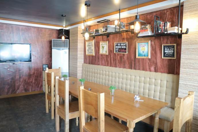 Imagen del bar/restaurante del Hotel Candice Lucy. Foto 3