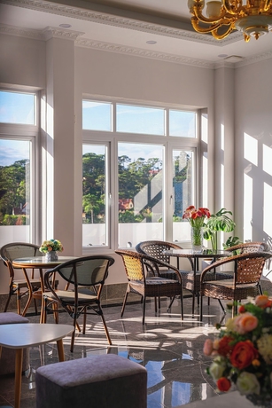 Imagen de los interiores del Hotel CandlePine Suites. Foto 16