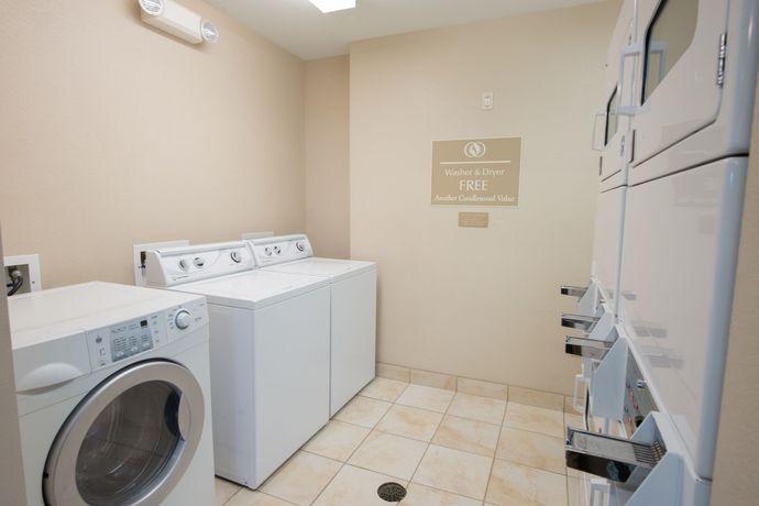 Imagen de los interiores del Hotel Candlewood Suites Bismarck, An Ihg. Foto 10