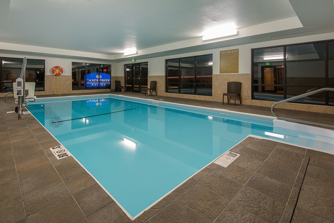 Imagen de la piscina del Hotel Candlewood Suites Bloomington. Foto 14