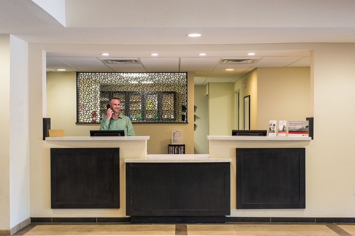 Imagen de los interiores del Hotel Candlewood Suites Bloomington. Foto 10
