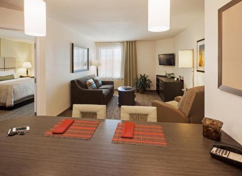 Imagen general del Hotel Candlewood Suites - Brighton. Foto 10