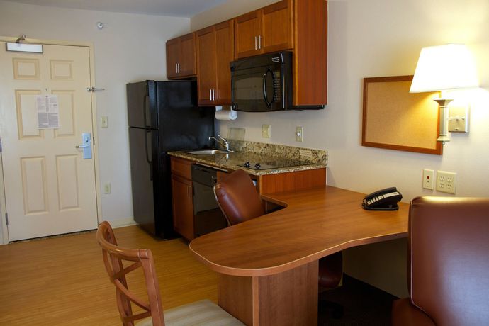 Imagen de la habitación del Hotel Candlewood Suites Champaign-urbana University Area, An Ihg. Foto 11