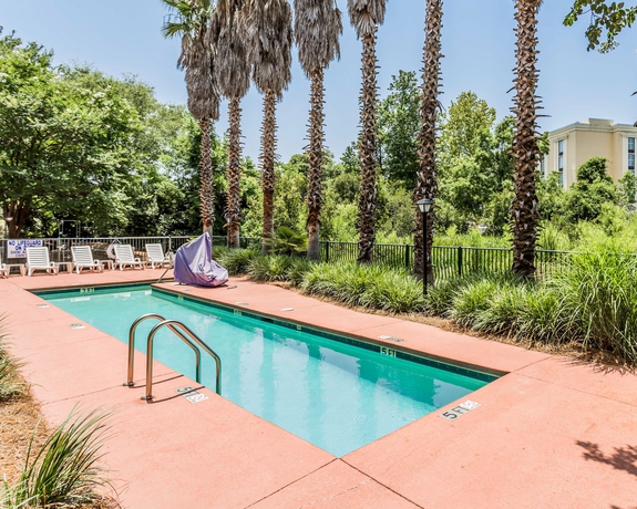 Imagen de la piscina del Hotel Candlewood Suites Charleston Mt Pleasant, An Ihg. Foto 16