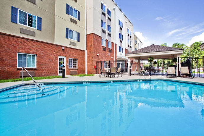Imagen de la piscina del Hotel Candlewood Suites Columbus Fort Benning, An Ihg. Foto 16