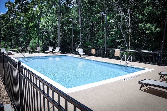 Imagen de la piscina del Hotel Candlewood Suites Columbus-Northeast, an IHG. Foto 19