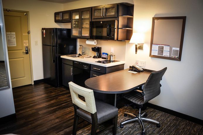 Imagen de la habitación del Hotel Candlewood Suites Columbus-Northeast, an IHG. Foto 7