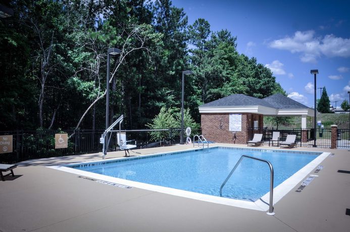 Imagen de la piscina del Hotel Candlewood Suites Columbus-Northeast, an IHG. Foto 20