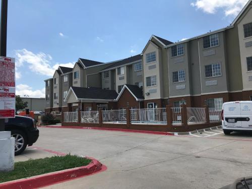 Imagen de los exteriores del Hotel Candlewood Suites Dallas - Plano W Medical Center. Foto 5