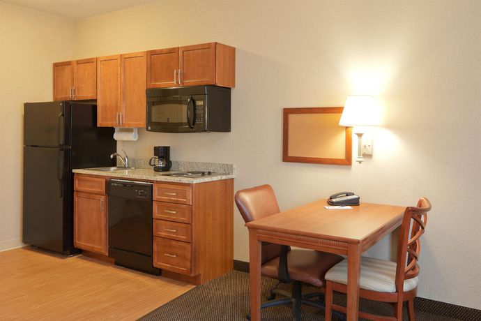 Imagen de la piscina del Hotel Candlewood Suites Enterprise S, An Ihg. Foto 15