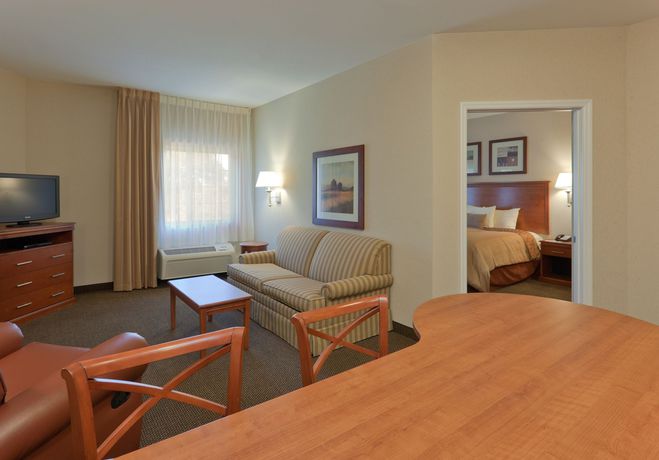 Imagen de la piscina del Hotel Candlewood Suites Enterprise S, An Ihg. Foto 16