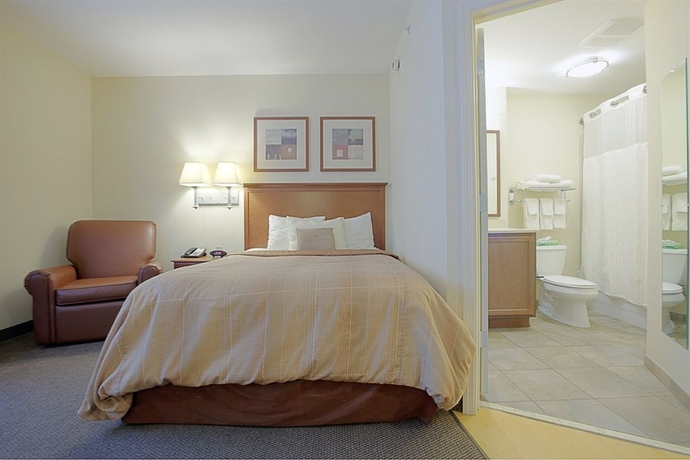 Imagen de la habitación del Hotel Candlewood Suites Fort Myers Sanibel Gateway, An Ihg. Foto 4