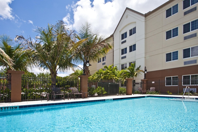 Imagen de la piscina del Hotel Candlewood Suites Fort Myers Sanibel Gateway, An Ihg. Foto 16