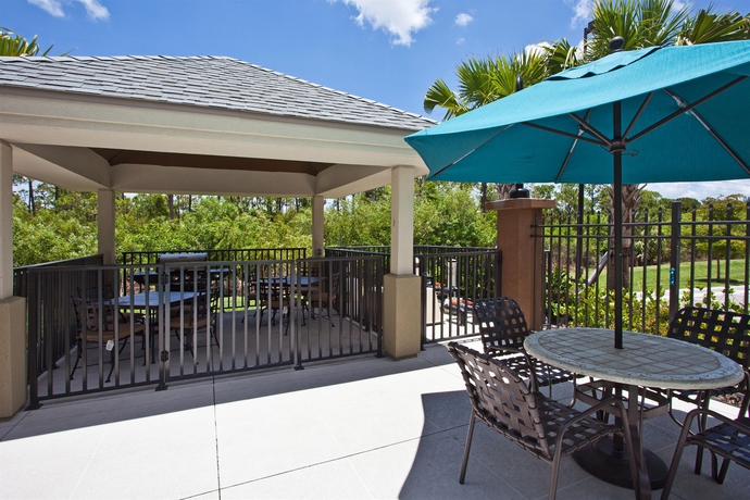 Imagen de los exteriores del Hotel Candlewood Suites Fort Myers Sanibel Gateway, An Ihg. Foto 9