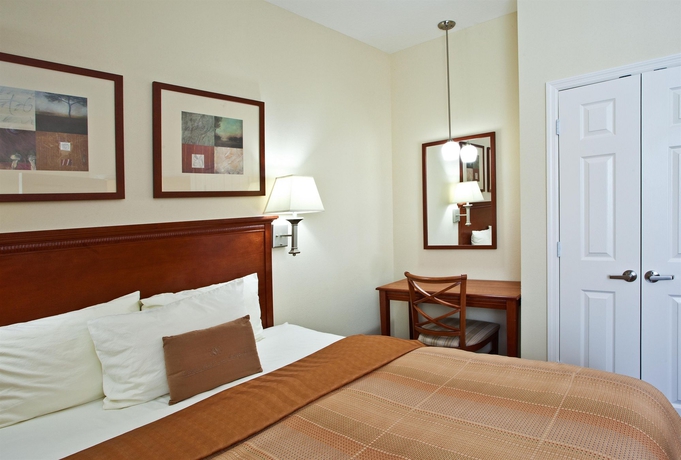 Imagen de la habitación del Hotel Candlewood Suites Fort Myers Sanibel Gateway, An Ihg. Foto 8