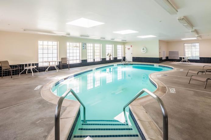Imagen de la piscina del Hotel Candlewood Suites Frederick by IHG. Foto 19