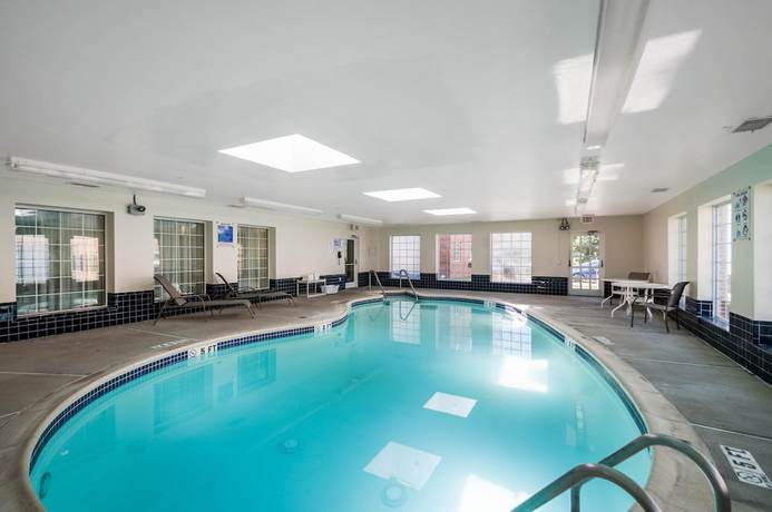 Imagen de la piscina del Hotel Candlewood Suites Frederick by IHG. Foto 20