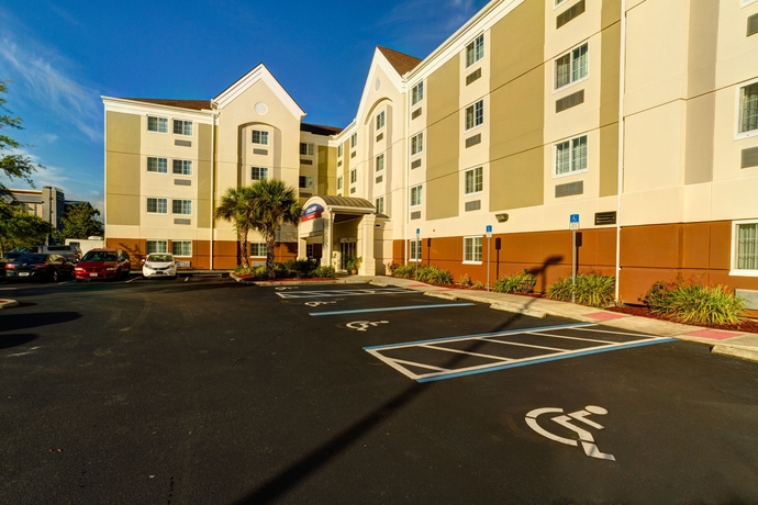 Imagen de los exteriores del Hotel Candlewood Suites Ft Myers I-75, An Ihg. Foto 6