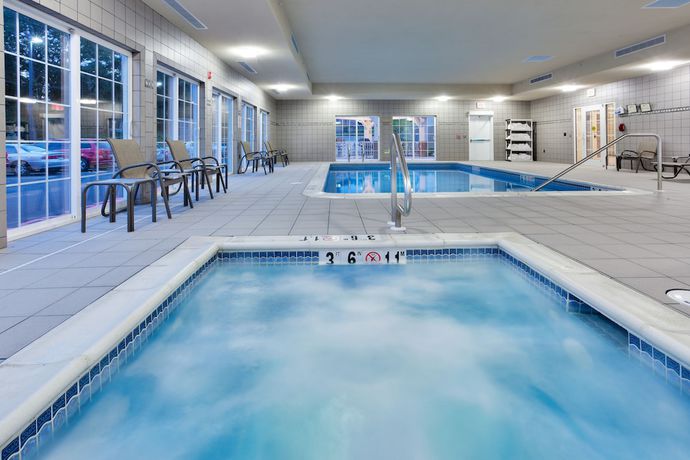 Imagen de la piscina del Hotel Candlewood Suites Harrisburg I-81 - Hershey Area, An Ihg. Foto 20