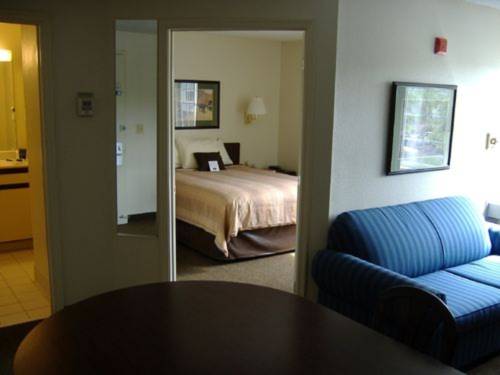Imagen de la habitación del Hotel Candlewood Suites Hazleton. Foto 13