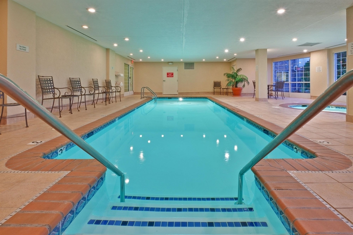 Imagen de la piscina del Hotel Candlewood Suites Indianapolis, An Ihg. Foto 12