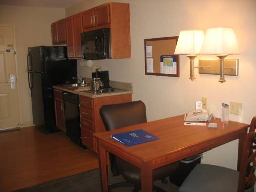 Imagen de la habitación del Hotel Candlewood Suites Kansas City. Foto 4