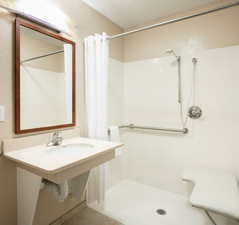 Imagen de la habitación del Hotel Candlewood Suites Kenosha, an IHG. Foto 9