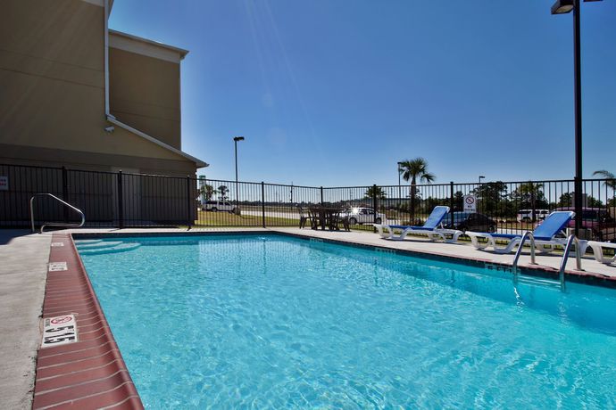 Imagen de la piscina del Hotel Candlewood Suites Lake Charles - Sulphur, an IHG. Foto 19