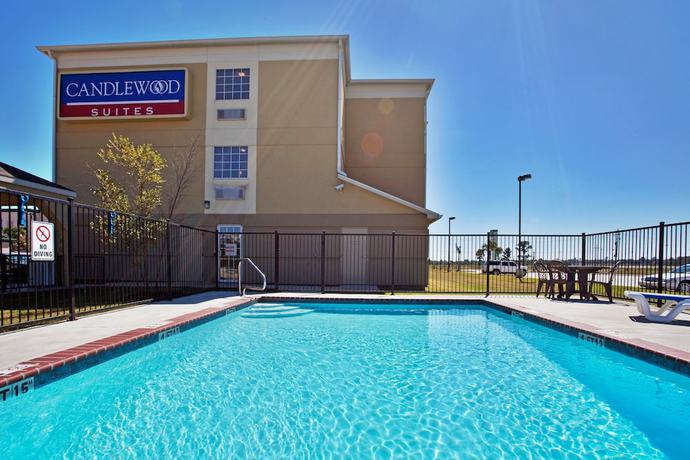 Imagen de la piscina del Hotel Candlewood Suites Lake Charles - Sulphur, an IHG. Foto 20