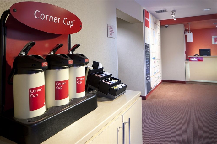 Imagen del bar/restaurante del Hotel Candlewood Suites Miami - Doral by IHG. Foto 2