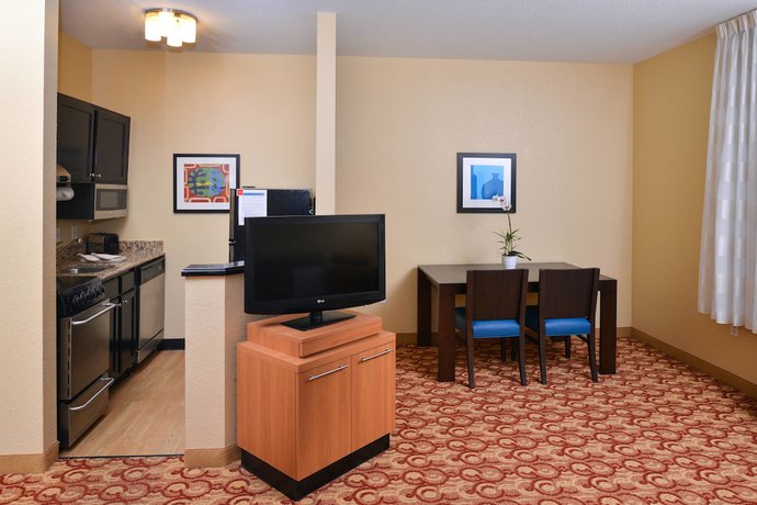 Imagen de la habitación del Hotel Candlewood Suites Miami - Doral by IHG. Foto 14