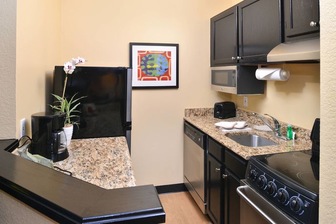 Imagen de la habitación del Hotel Candlewood Suites Miami - Doral by IHG. Foto 18