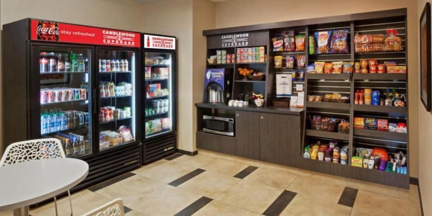 Imagen del bar/restaurante del Hotel Candlewood Suites Newark South - University Area, an IHG. Foto 4