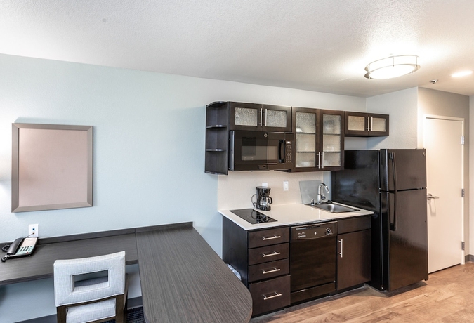 Imagen de la habitación del Hotel Candlewood Suites Ontario - Convention Center , an IHG. Foto 2