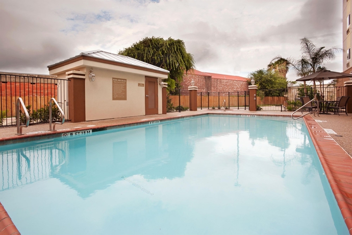 Imagen de la piscina del Hotel Candlewood Suites San Antonio Downtown, An Ihg. Foto 16