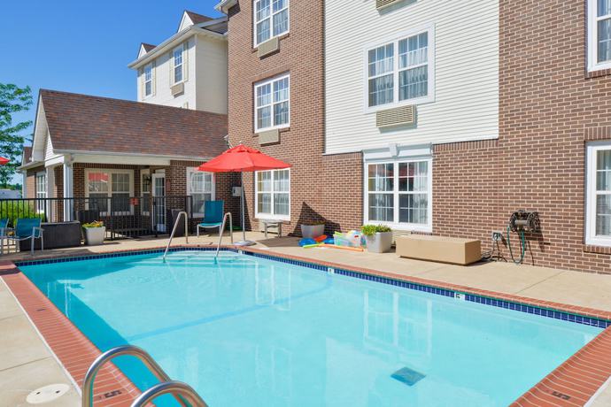 Imagen de la piscina del Hotel Candlewood Suites St Louis St Charles, An Ihg. Foto 20