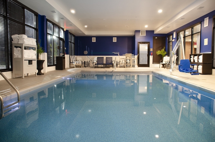 Imagen de la piscina del Hotel Candlewood Suites York. Foto 19