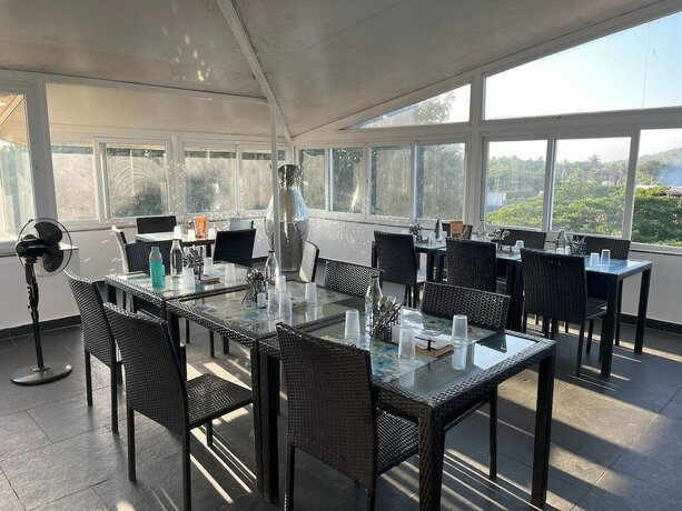 Imagen del bar/restaurante del Hotel Candolim Suites. Foto 15